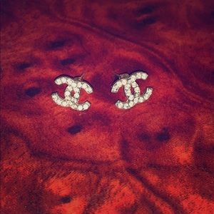 Chanel logo earnings